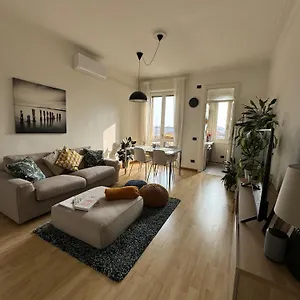 https://apt-trilocale-con-due-balconi-a-isola-porta-nuova.italymilanhotels.net